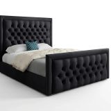 Zwart Chesterfield bed met diamantstiksel op hoofdbord en voetbord, opgemaakt met wit beddengoed