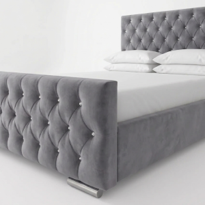 Grijs fluwelen bed met diamantstiksel en kristallen knopen op hoofdbord en voetbord